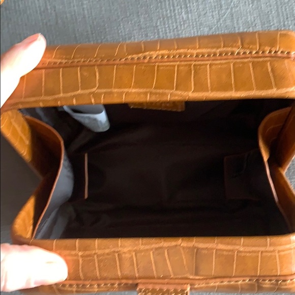 Camel hard body cross body purse - Picture 2 of 4